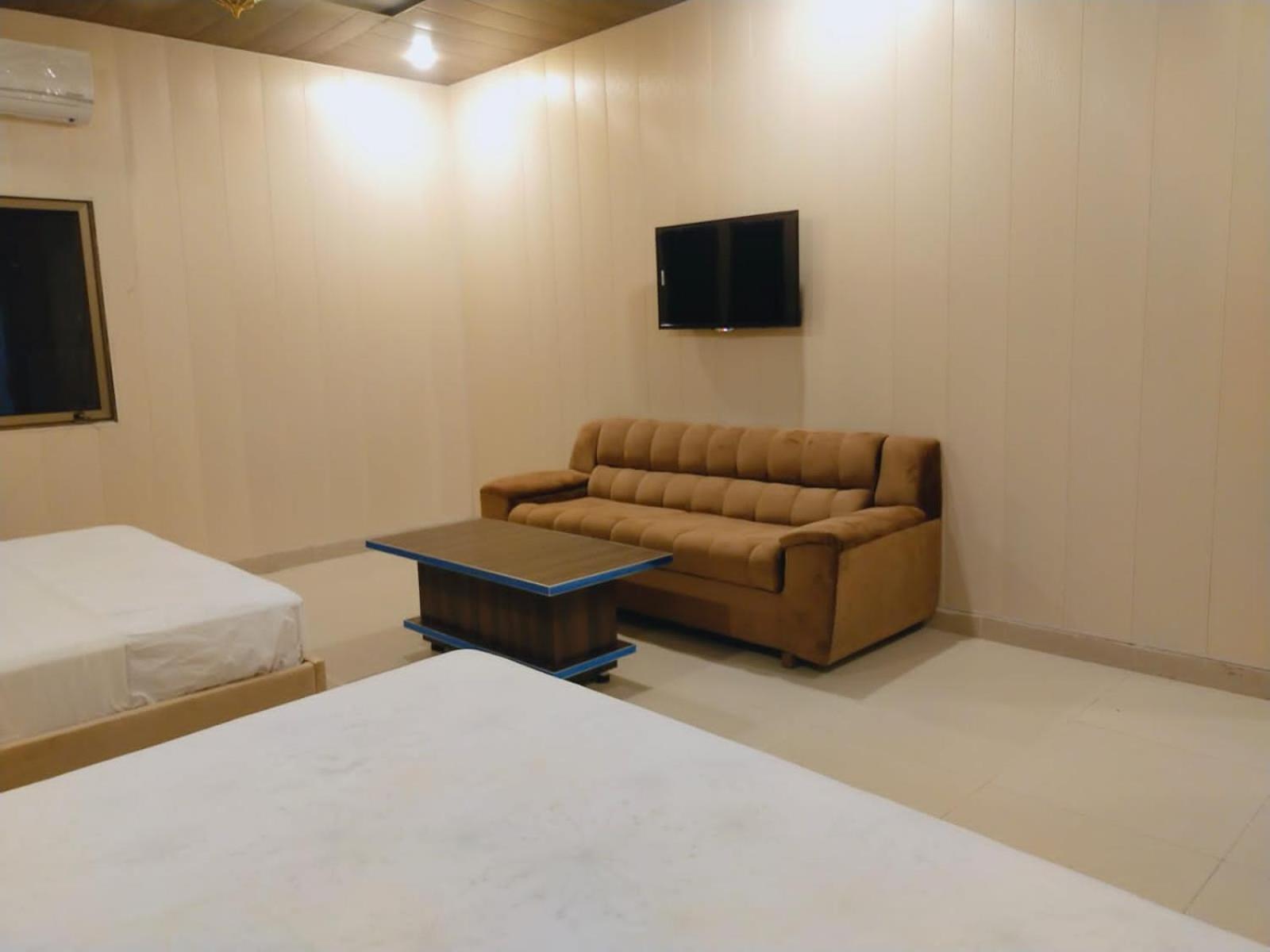 Royal Fort Executive Hotel Gulberg Lahore Room photo