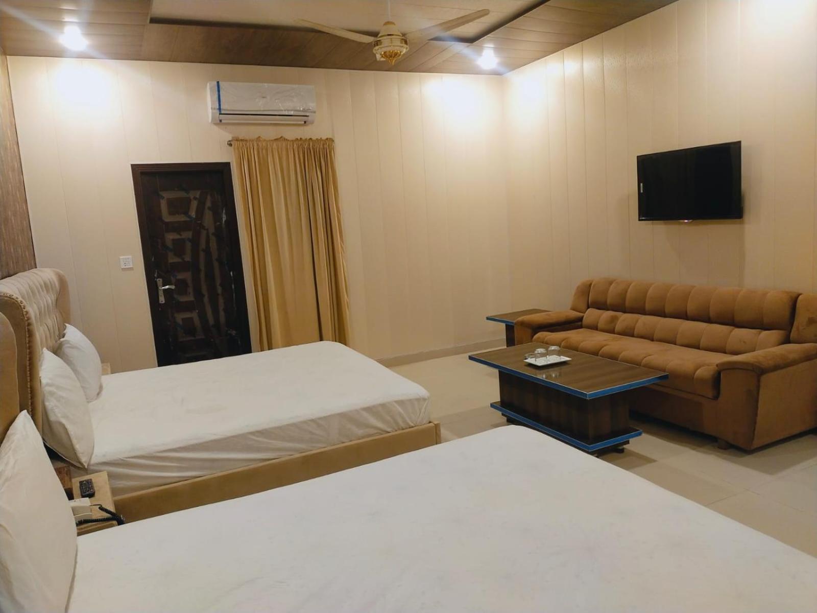 Royal Fort Executive Hotel Gulberg Lahore Room photo