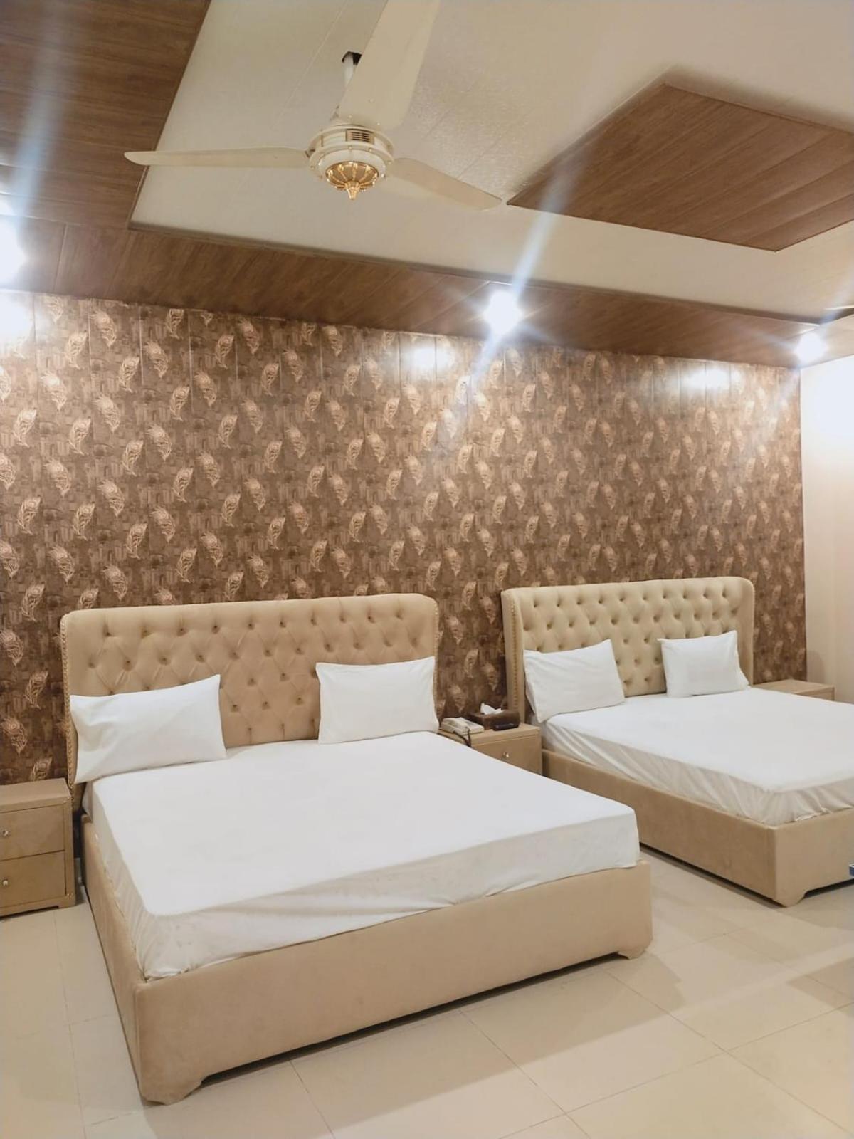 Royal Fort Executive Hotel Gulberg Lahore Room photo