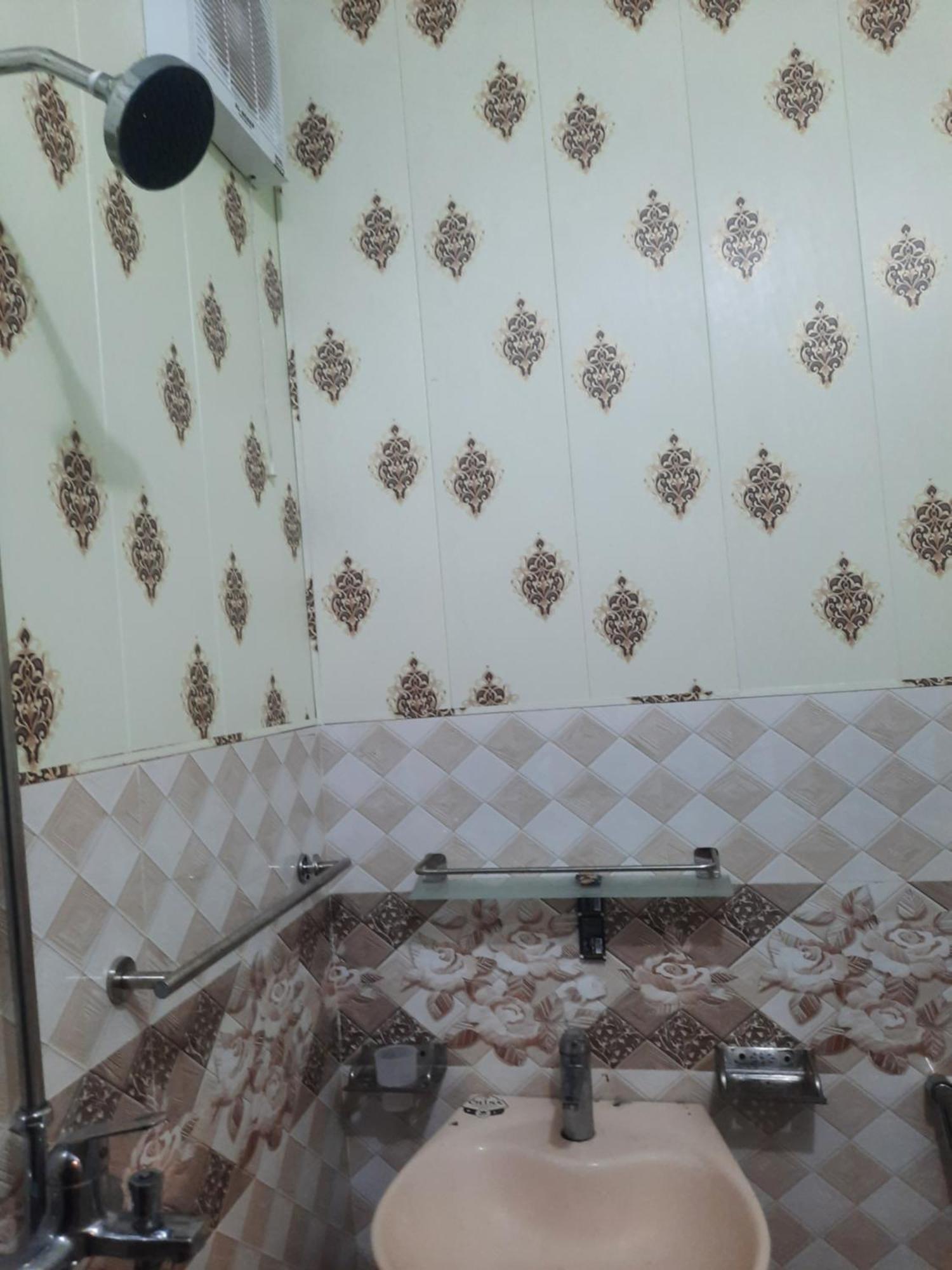 Royal Fort Executive Hotel Gulberg Lahore Room photo